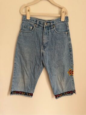 Vintage Northern Getaway Embroidered Denim Capris (Size 8)